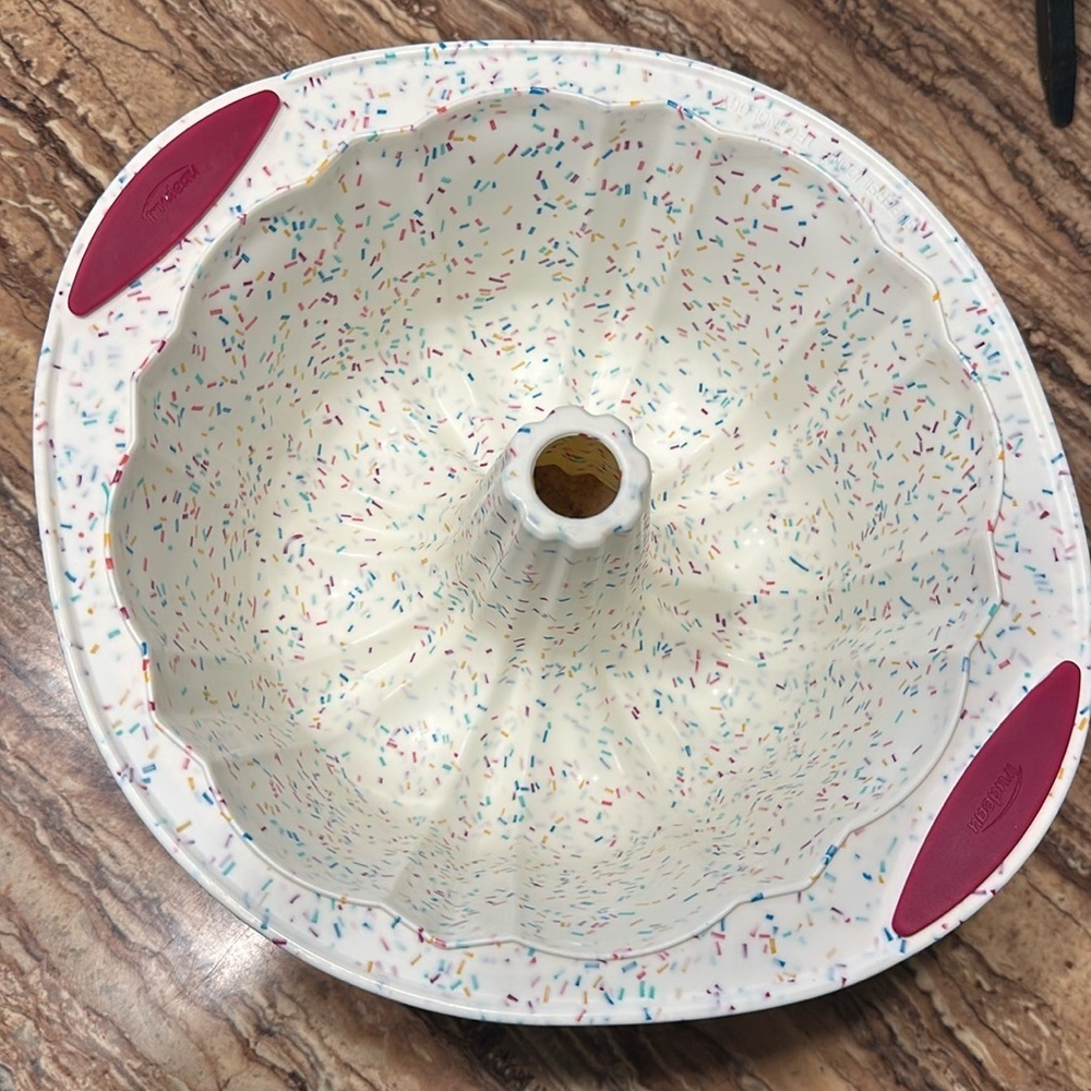Trudeau confetti silicone fluted cake pan